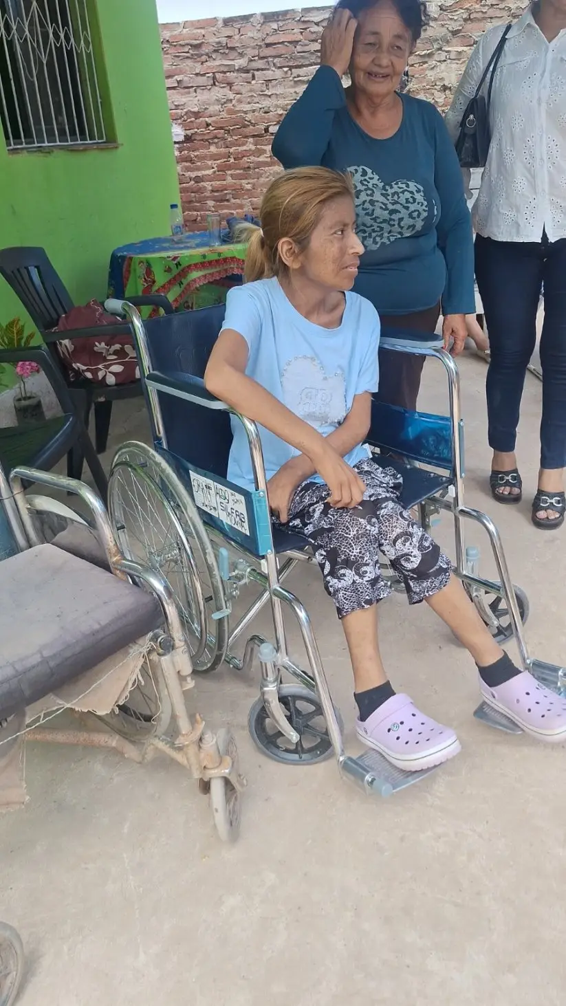 Mayra de 32 años y dos hijos pequeños consiguió la silla de ruedas