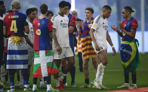 Los futbolistas del Barcelona campeón de la Supercopa española sí le hicieron el pasillo al derrotado