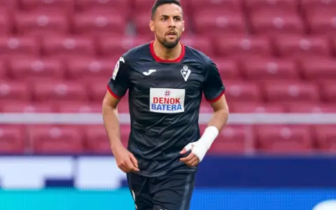 Esteban Burgos, durante su paso por el fútbol español.