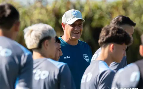 Fernando "Teté" Quiroz, junto a un puñado de futbolistas de Gimnasia y Tiro durante la pretemporada en Perico, Jujuy.