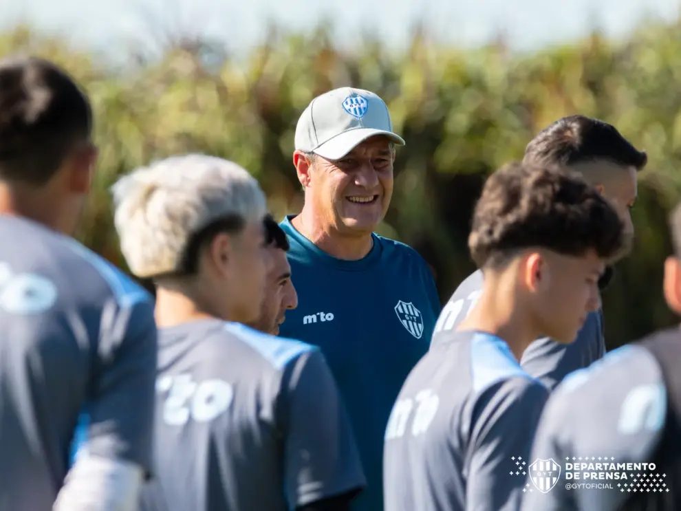 Fernando "Teté" Quiroz, junto a un puñado de futbolistas de Gimnasia y Tiro durante la pretemporada en Perico, Jujuy.