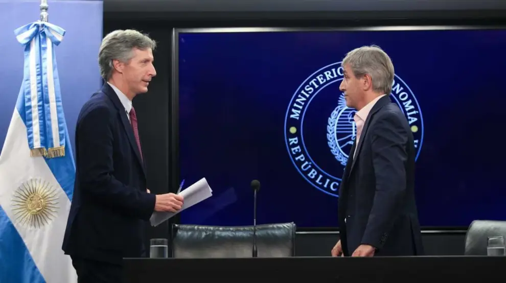 El ministro de Economía Luis Caputo junto al presidente del Banco Central Santiago Bausili