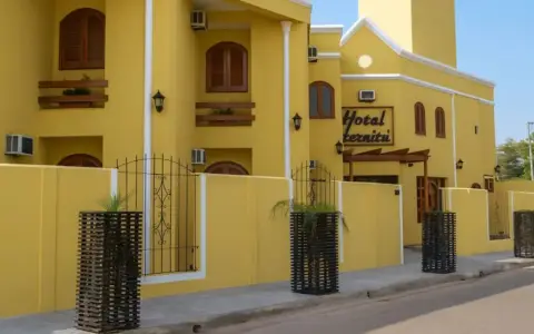 Fachada del hotel en Orán donde se produjo el asalto armado.