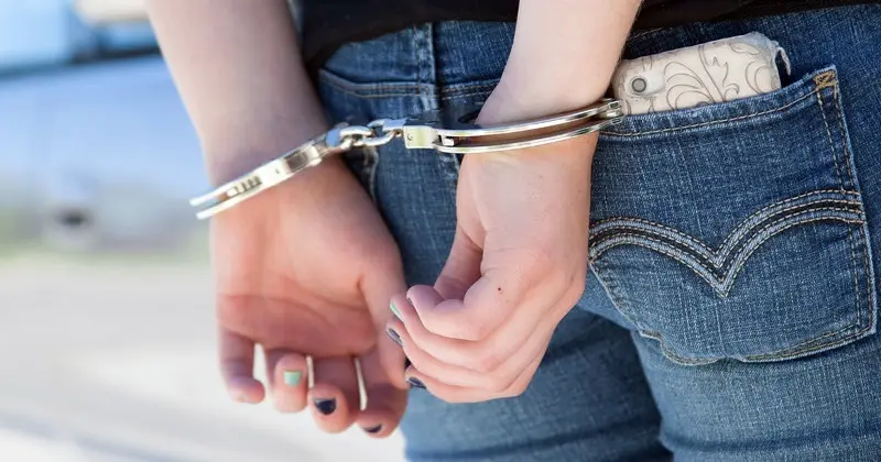 Detenida.