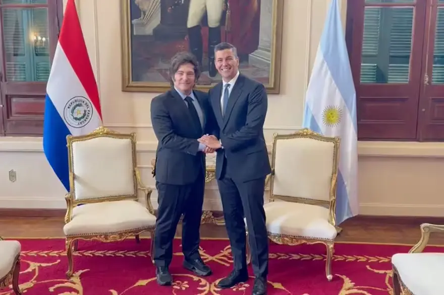 Javier Milei junto a Santiago Peña, presidente de Paraguay