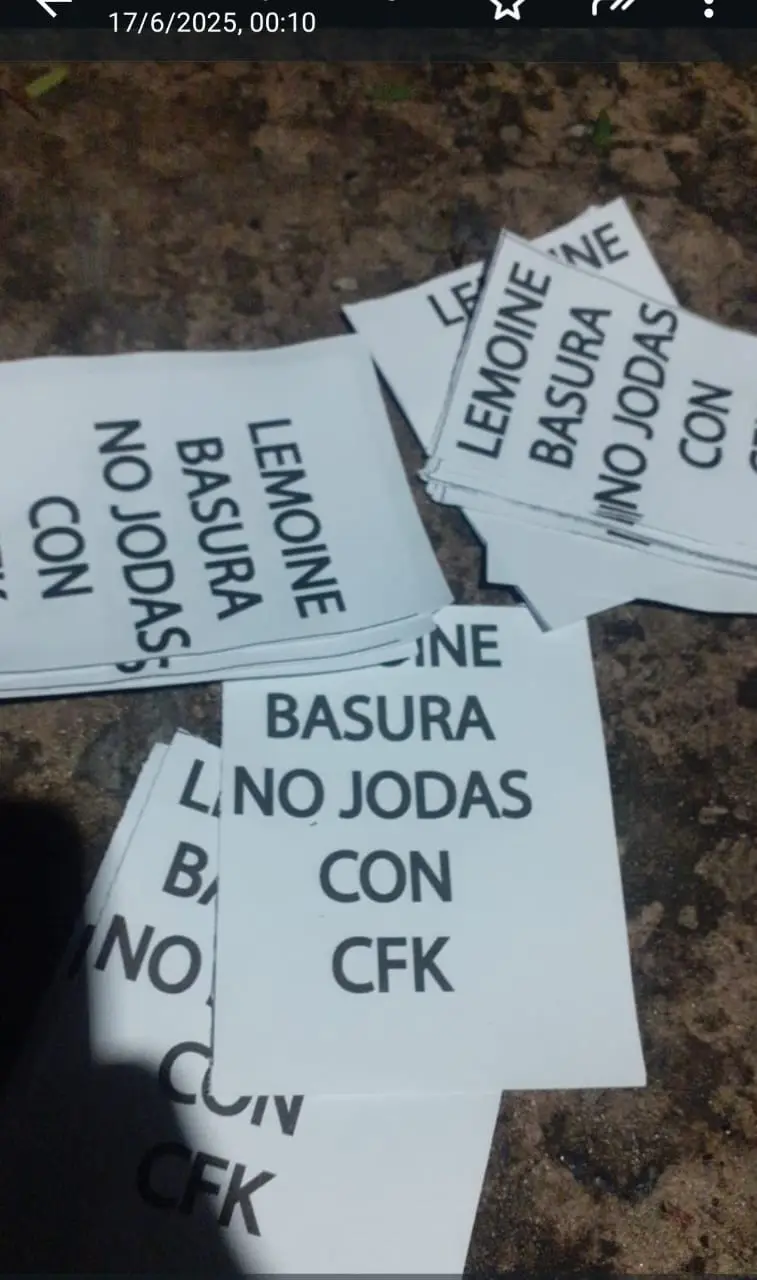 Los papeles que dejaron cerca de su casa