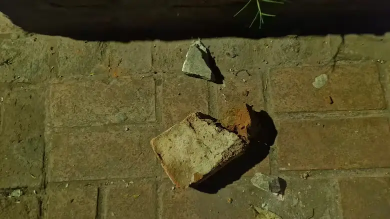 Uno de los ladrillos que le tiraron a Lemoine en su casa