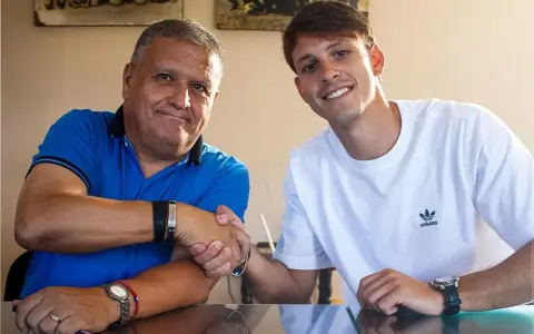 Segura recibiendo a Isaac Monti.