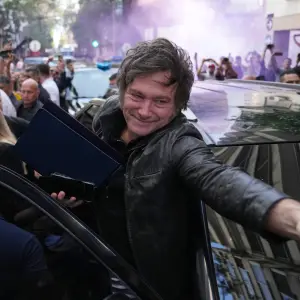 Milei y Caputo hablaron: Subió el riesgo país y se derrumbaron las acciones argentinas