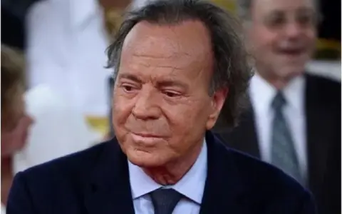 El cantante Julio Iglesias fue denunciado por presunto abuso sexual con dos exempleadas de su mansión.