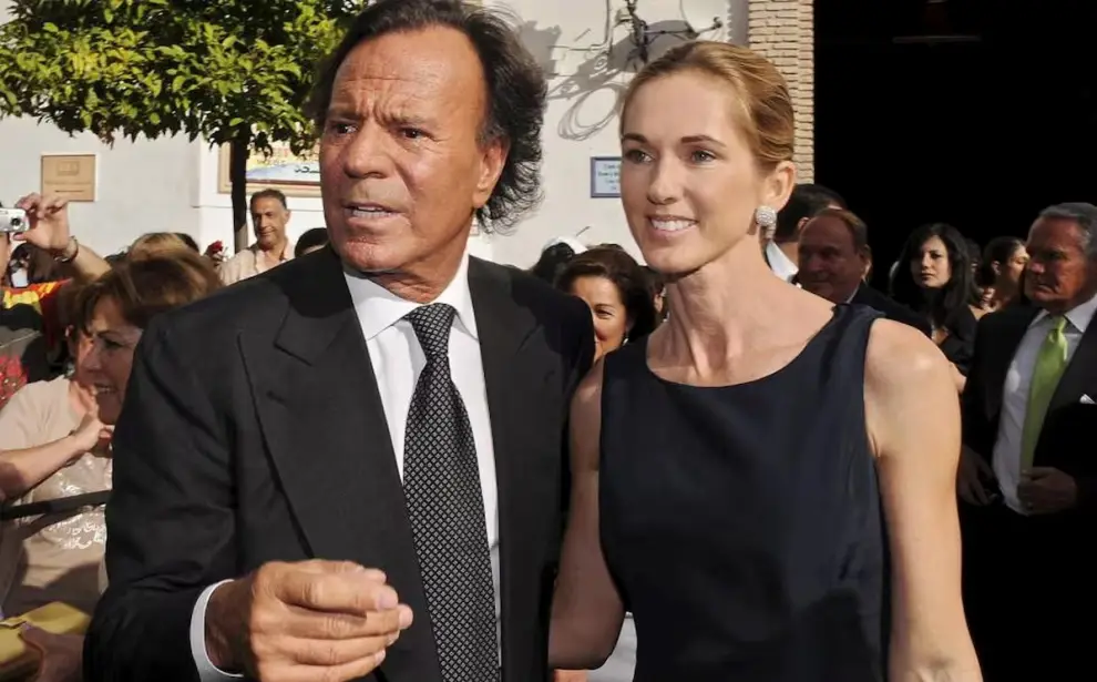 Julio Iglesias y su esposa, 30 años menor que él.