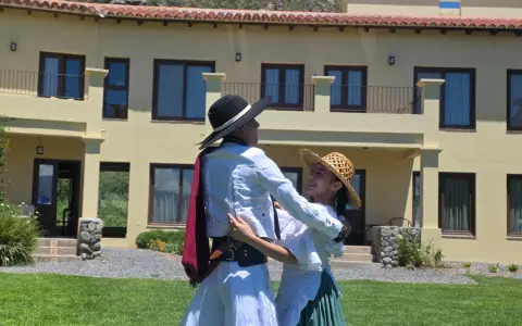 Presentación de la cartelera de la Serenata a Cafayate