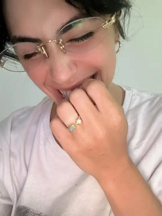 Lali emocionada mostrando el anillo de compromiso