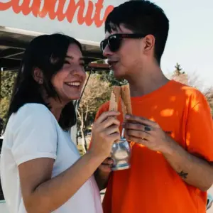 Cancelados por un sándwich de milanesa de mil pesos: Ante el escándalo, los influencers salteños Punky & Mimi bajaron sus cuentas 