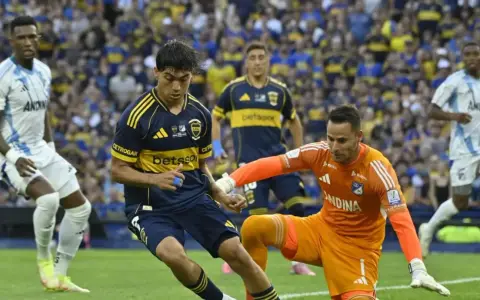 Zeballos erró un penal en el amistoso contra Millonarios. Boca llegó mucho pero no capitalizó nada.