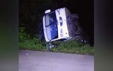 Así quedó el bus que volcó sobre la ruta provincial 5