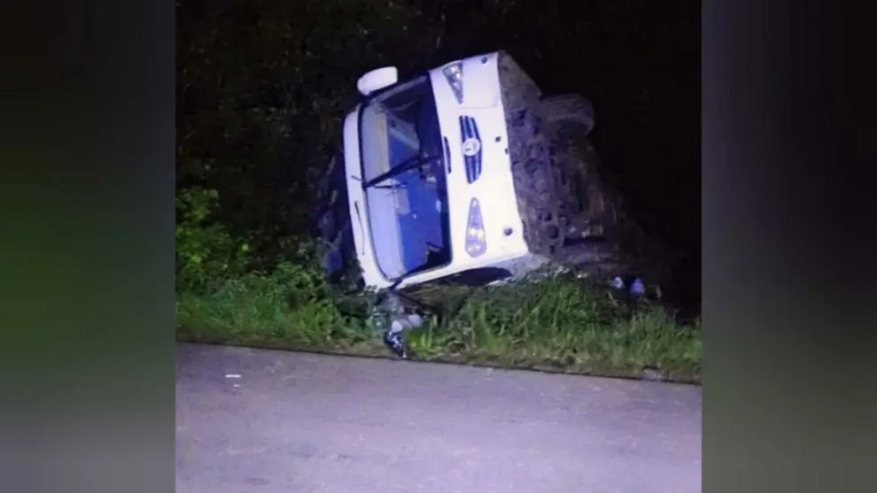 Así quedó el bus que volcó sobre la ruta provincial 5