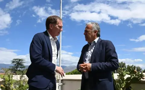 El ministro del Interior Diego Santilli viajó a Mendoza para reunirse con Alfredo Cornejo, gobernador de la provincia
