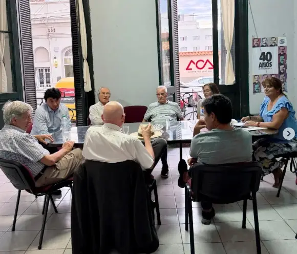 Reunión del Comité Provincial de la UCR junto a dos abogados