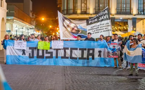 Una de las marchas en la Plaza 9 de Julio de Salta capital.