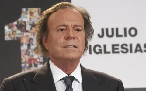 Julio Iglesias respondió a las graves acusaciones en su contra