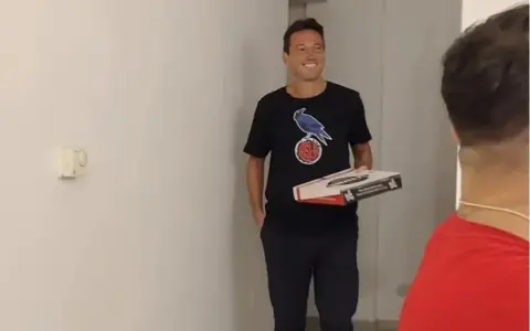 Moretti llegando al stream con una caja de empanadas