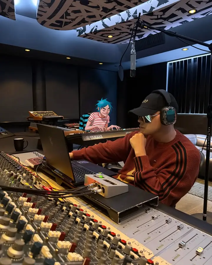 Bizarrap con 2-D "trabajando" en el estudio