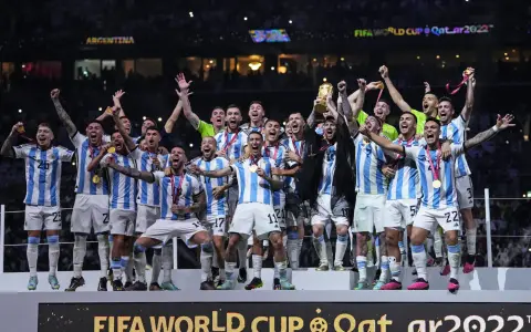 Lisandro Martínez, a la izquierda, en el ya icónico festejo grupal de la Selección argentina campeona del Mundo en Qatar 2022.