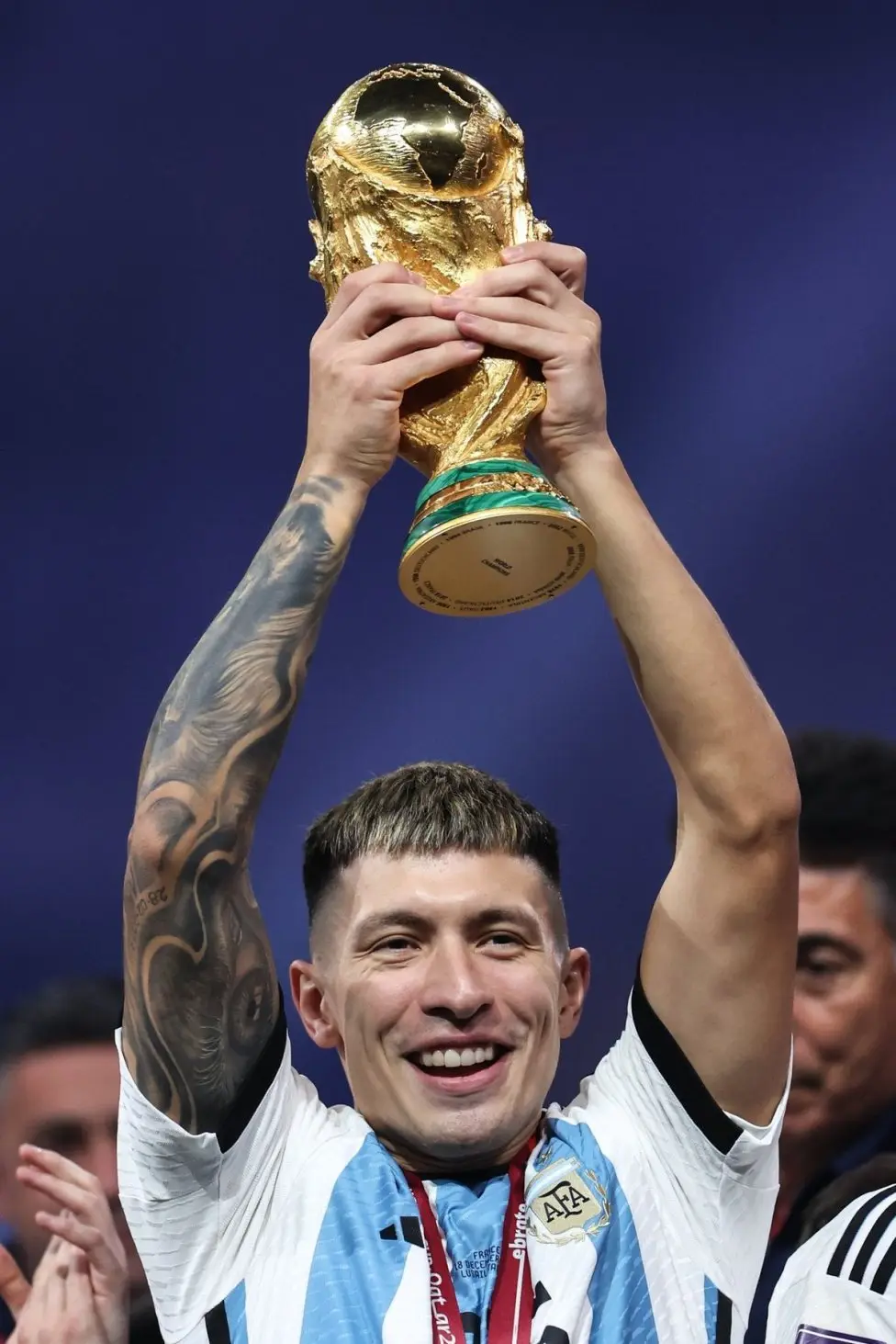 Lisandro Martínez, con la Copa del Mundo en Qatar.