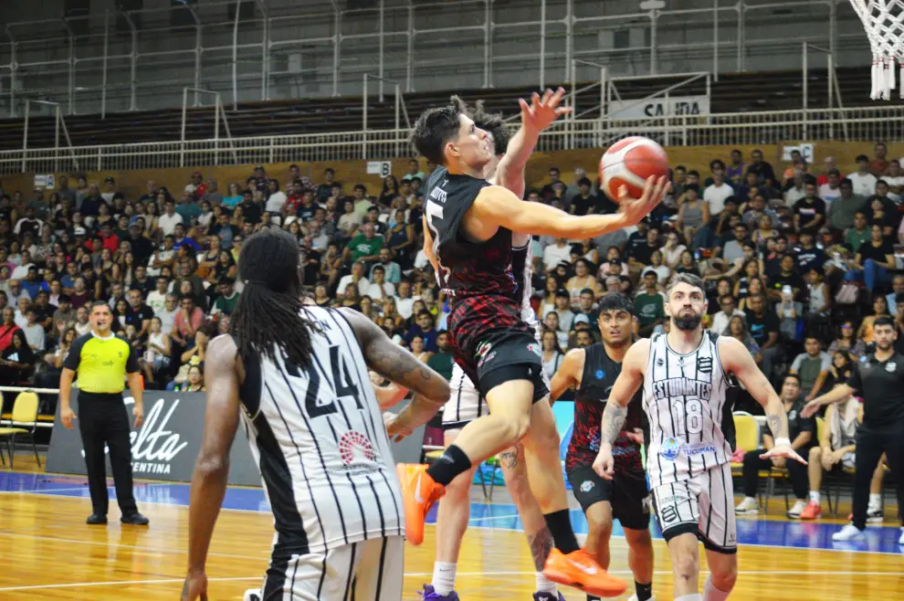 Tomás Botta, de Salta, en plena acción ofensiva.