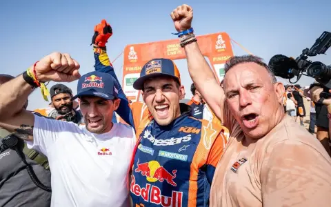 Luciano Benavides, junto a su padre y a su hermano Kevin, tras el triunfo histórico.