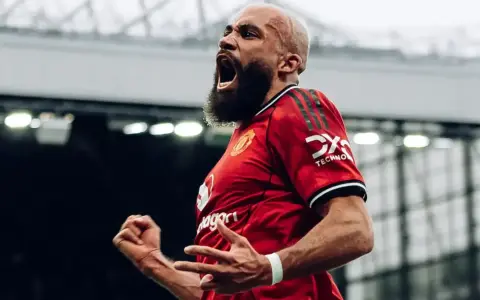 Bryan Mbeumo festeja con euforia el primer gol para el United en el clásico de Manchester.
