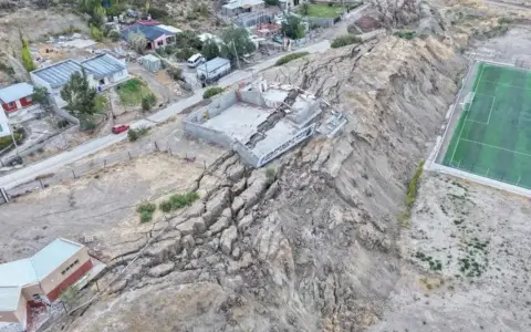 Imágenes de dron sobre cómo se abrió la tierra en barrios de Comodoro Rivadavia
