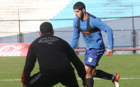 Colegiales, el rival de Gimnasia en la primera fecha, se refuerza con jerarquía y experiencia en defensa. 