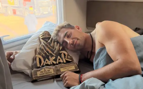 Luciano Benavides, emulando a Leo Messi el día después de su soñada consagración en el Rally Dakar 2026