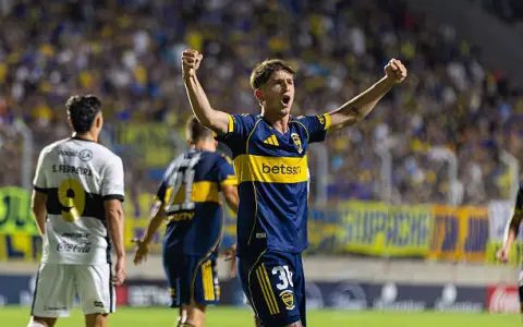 Tomás Belmonte celebra el segundo gol de Boca ante Olimpia en San Nicolás.