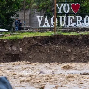 En Vaqueros también: Familias recurren a la Justicia por riesgo de desalojo e inundaciones