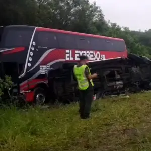 Terror en la Ruta 9/34: Vuelco, choque con tres heridos y cientos de pollos quemados vivos