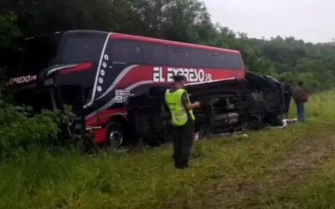 Así quedaron el bus de larga distancia y la camioneta Amarok tras la colisión en la ruta 9/34