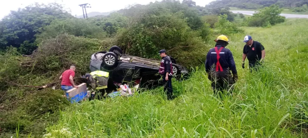 El vehículo que manejaba el gendarme, volcado a la vera de la ruta