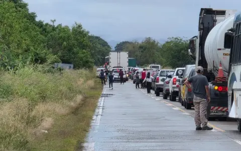 La fila de autos que se formó en la ruta nacional 50 camino a Aguas Blancas