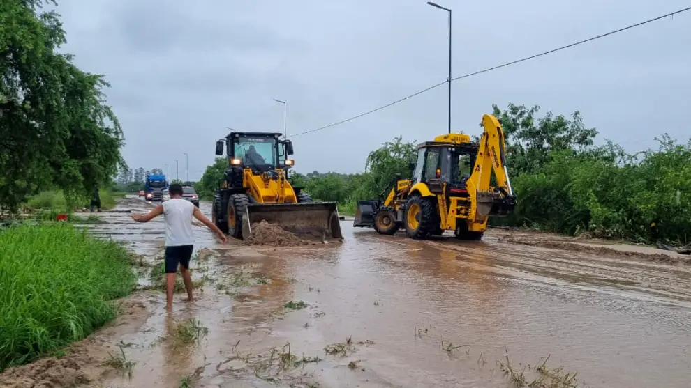 Maquinaria pesada despejando la ruta nacional 34