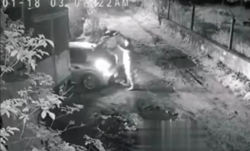 Los delincuentes cargando lo robado en un vehículo antes de huír.