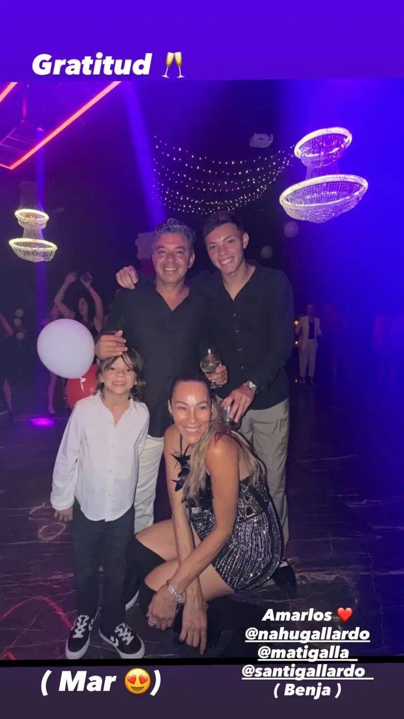 Marcelo Gallardo junto a dos de sus hijos y a su esposa Geraldine.