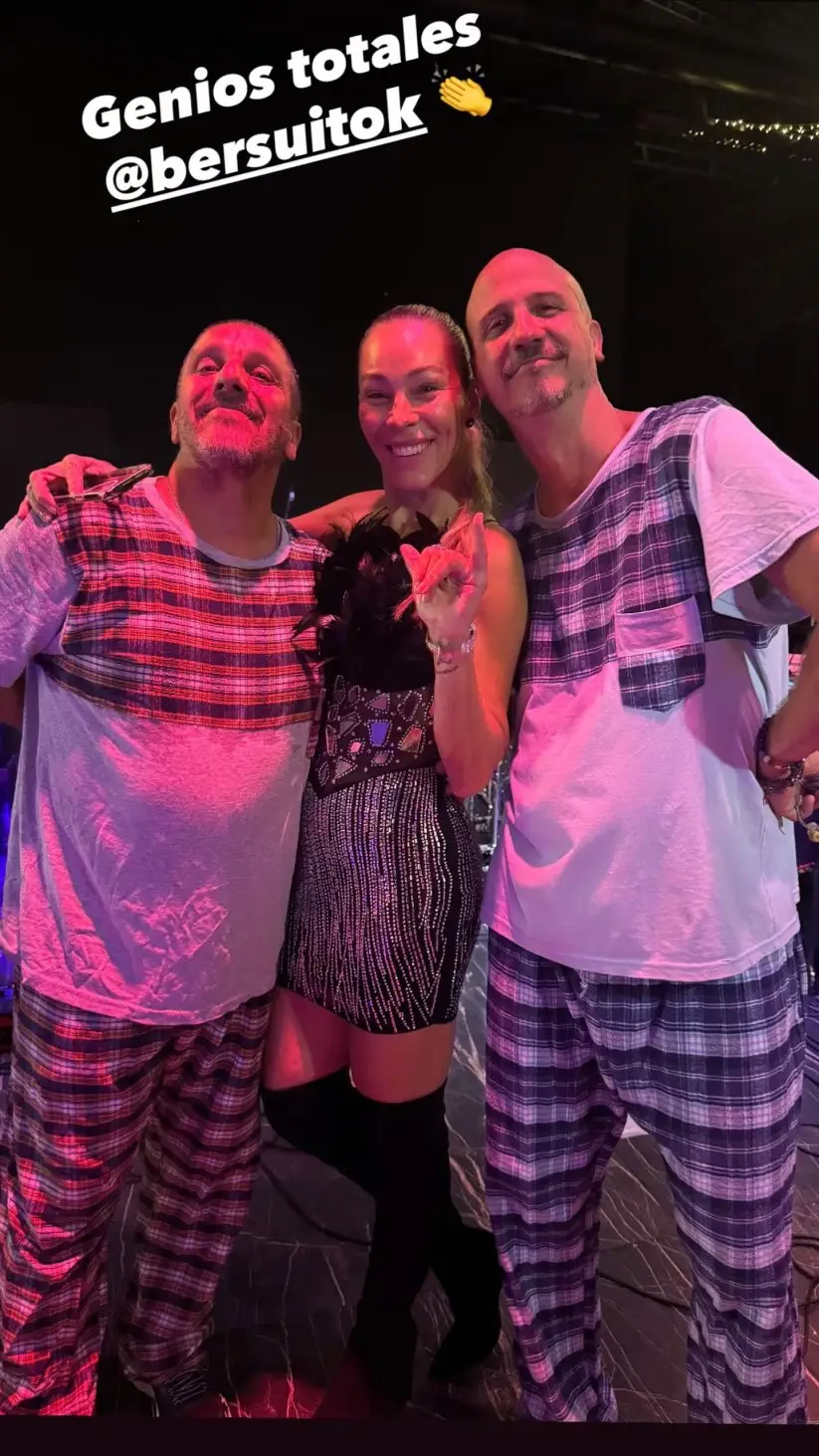 Geraldine La Rosa, esposa de Gallardo, junto a los integrantes de la Bersuit Vergarabat, que dieron un show sorpresa para el Muñe y su gente.