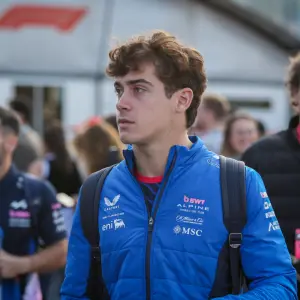 Todo un modelo: Colapinto, imagen de Alpine en la presentación de su nueva ropa para la Fórmula 1 de 2026