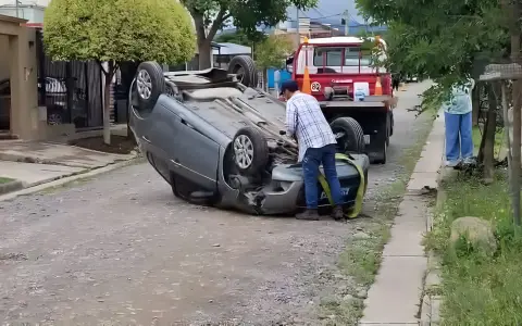 Extraño vuelco en una angosta calle de barrio El Huaico