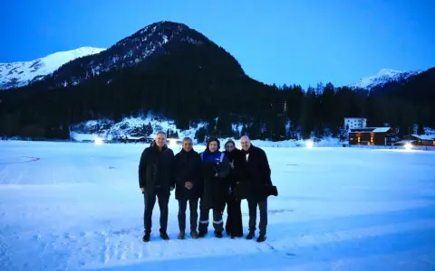 Pablo Quirno, Luis Caputo, Javier Milei (con el mameluco de YPF), Karina Milei y Federico Sturzenegger en Davos