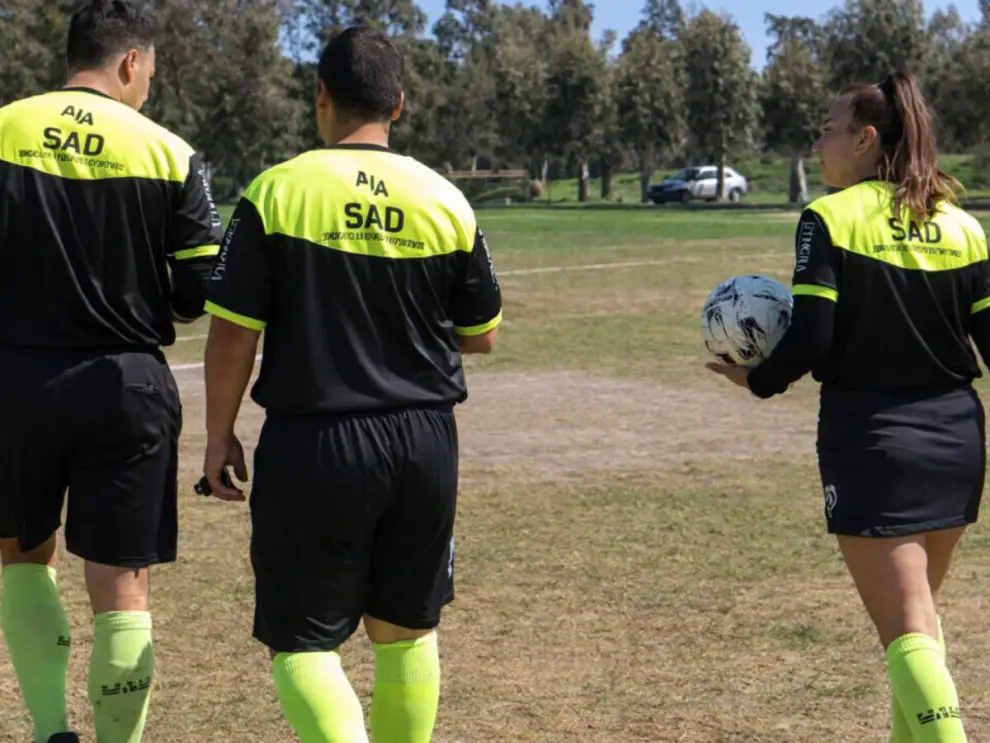 Árbitros del torneo amateur de futbol de Bahía Blanca. (Victoria Cruz a la derecha).