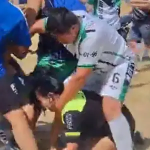Video: Agredieron de manera brutal y “a patadas en el piso” a una árbitra en un torneo amateur